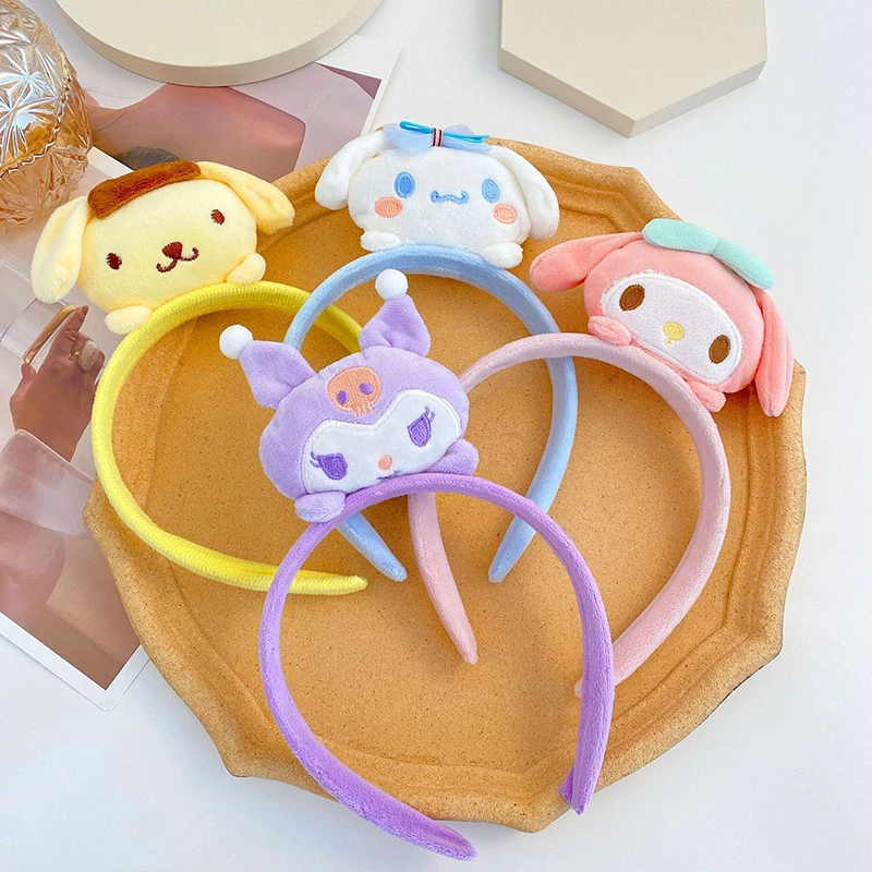 

Повязка на голову с бантом и куклой кавайная коричная кукла My Melody Kuromi Plushie Sanrio аниме макияж мыть сердце аксессуары для волос подарок бесплат...