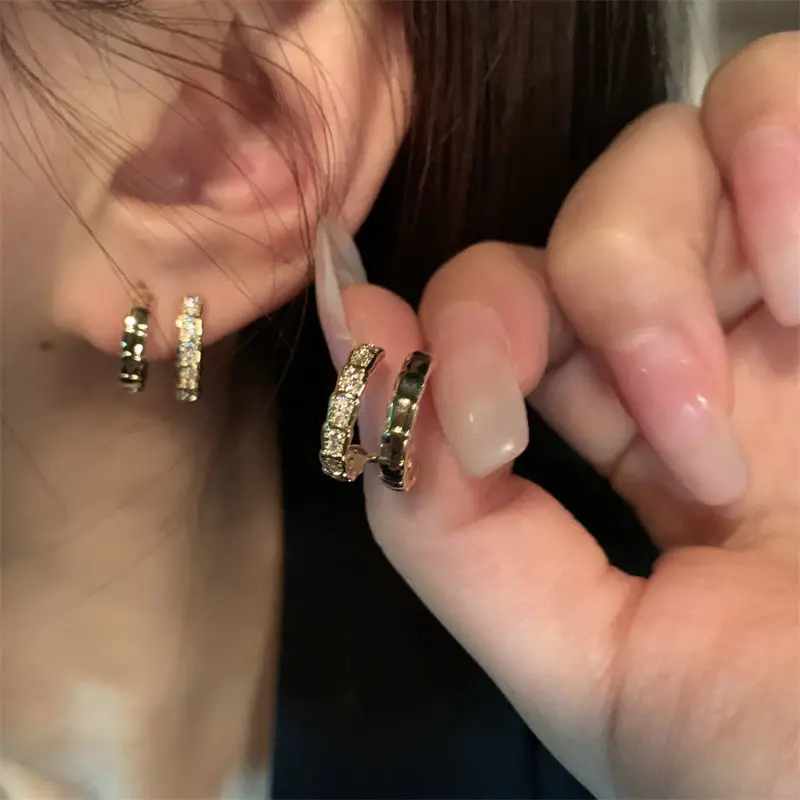 

2022 New Fashion Row Rhinestone Golden Claw C Shape Earrings for Woman Elegant Golden Arc Stud Earrings Wedding Jewelry Gift