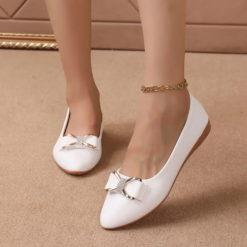 Женские туфли из лакированной кожи с острым носком на плоской подошве