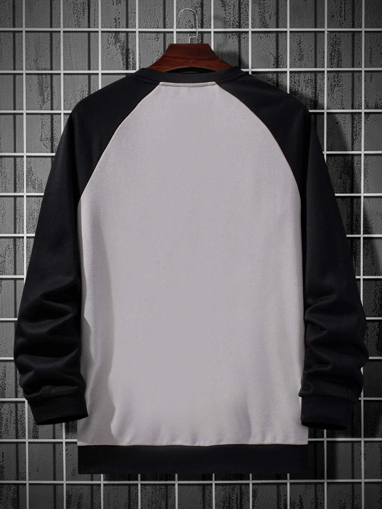 

2022 new Men Patched Front Contrast Raglan Sleeve Tee