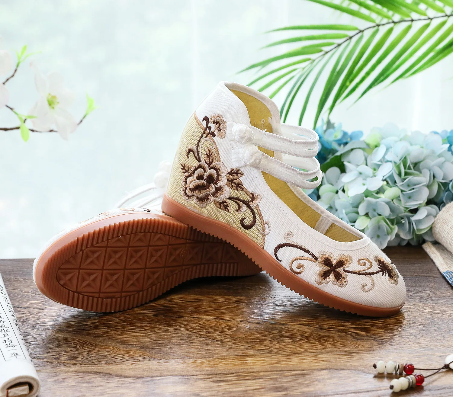 Женские холщовые балетки на шнуровке с вышивкой