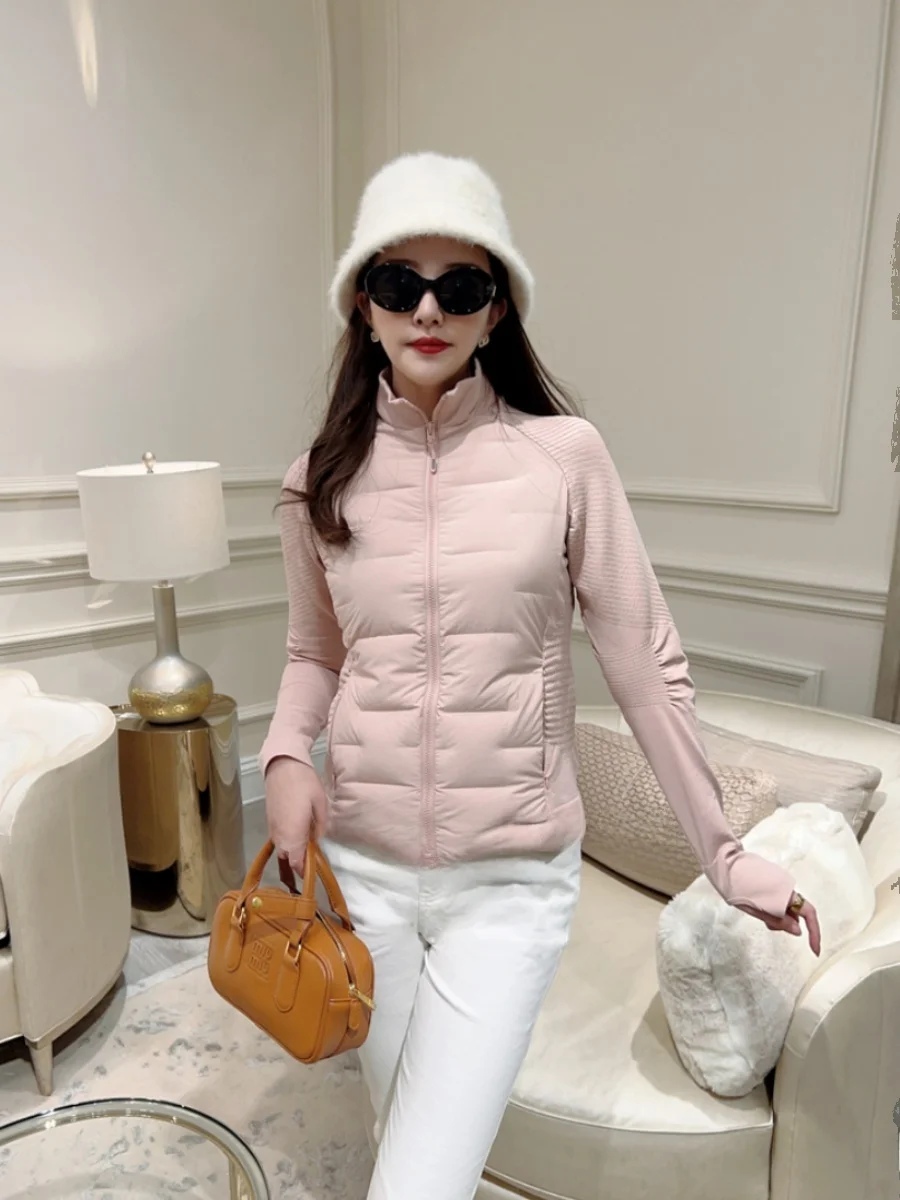 Mavis Leung White Fumei Повседневная водолазка Lulu Sle Ladder Emed Goose Cherry Blossom Powder Пуховик
