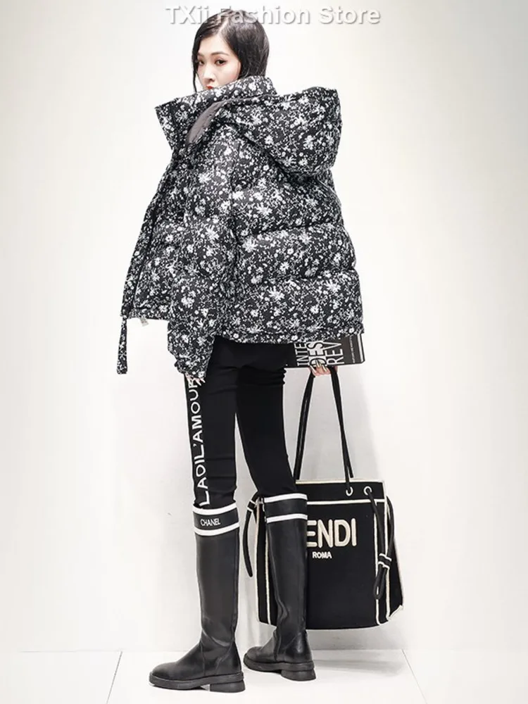 Женский пуховик с капюшоном и молнией