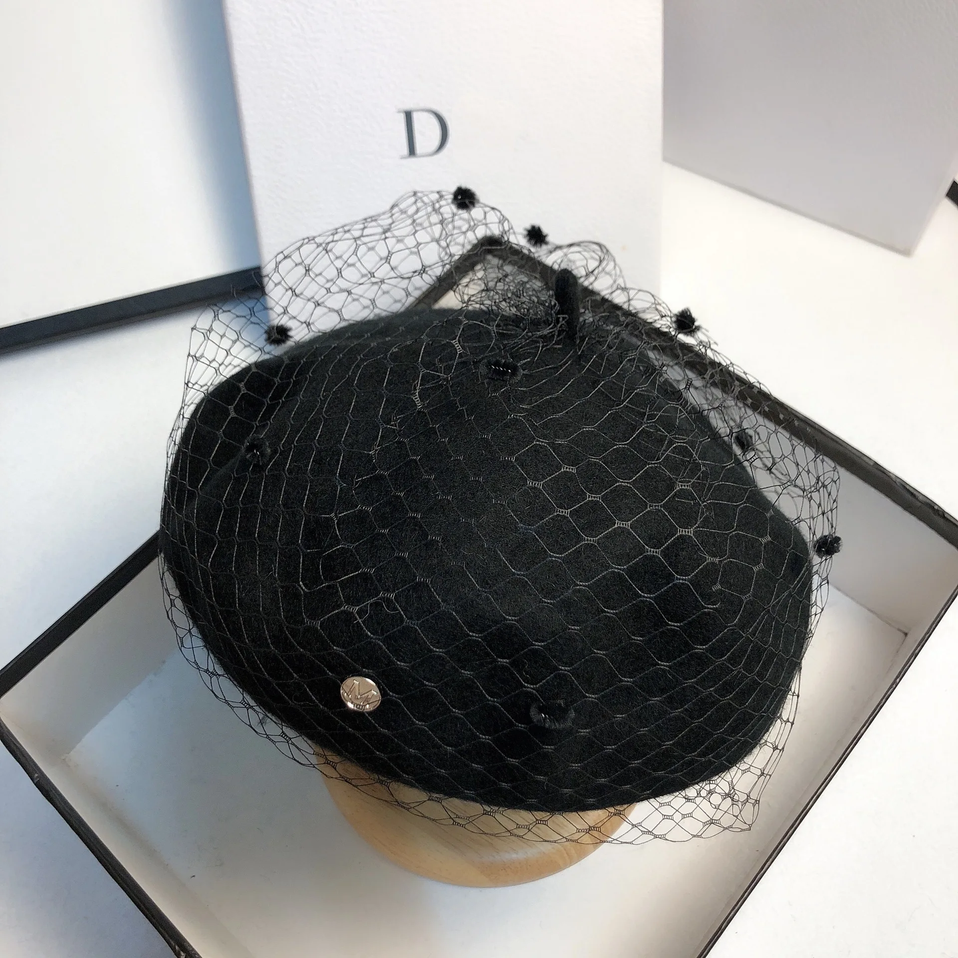 Шерстяной берет с вуалью