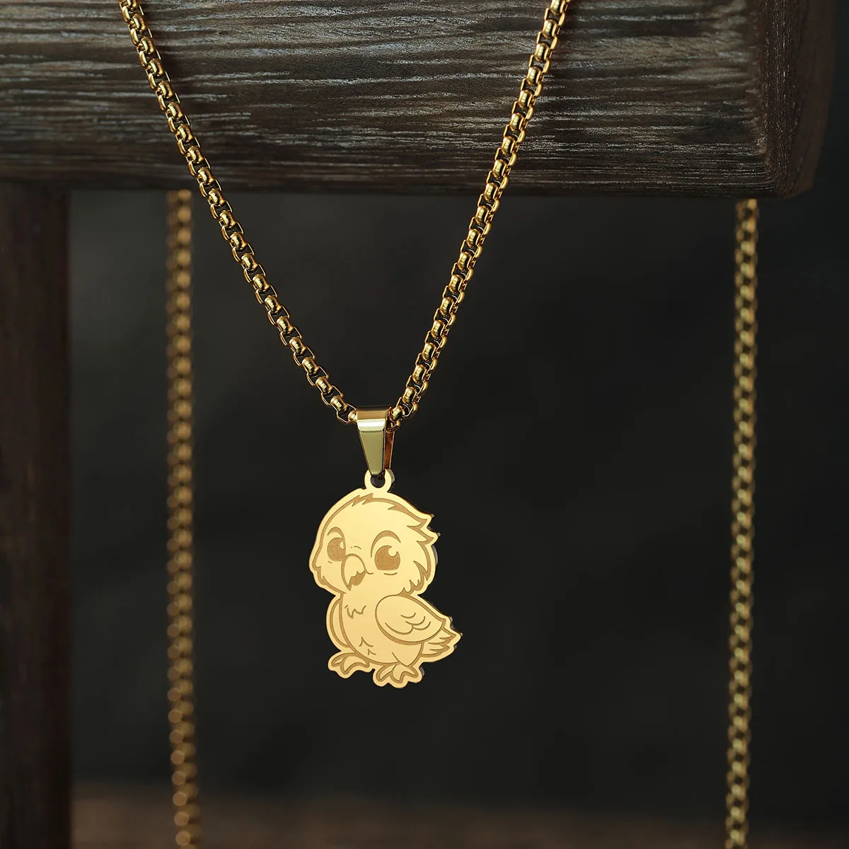 Женское колье с подвеской в виде металлической цепочки