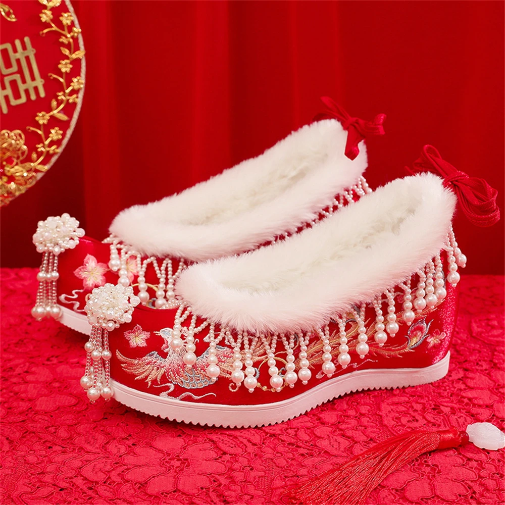 

1 pair Chinese Style Winter Thickened Bride Red Wedding Shoes Women Retro Embroidery Hanfu Hidden Heels Tassel Lace-up Shoe Gift