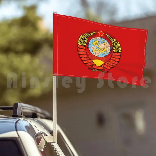 Машина с флажками на эмблеме