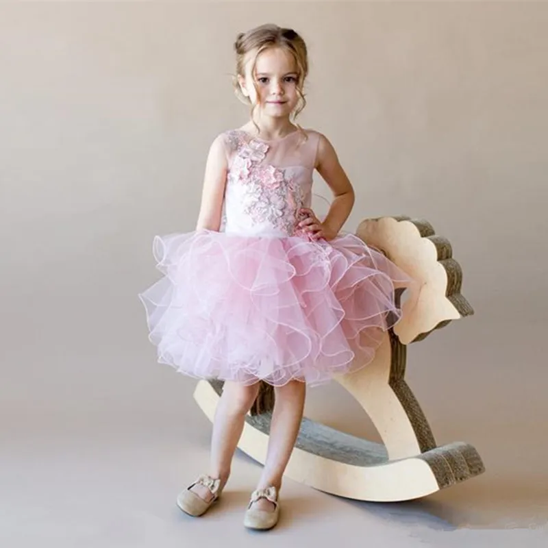 

Женское платье из фатина с бусинами и цветами