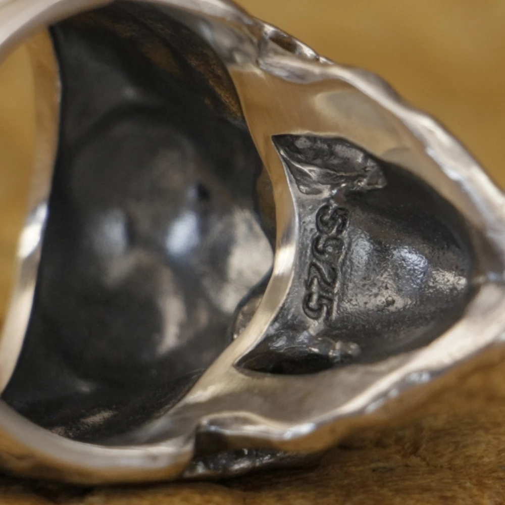 Женское серебряное байкерское рок кольцо TA464 с голубыми фианитами в виде улыбки