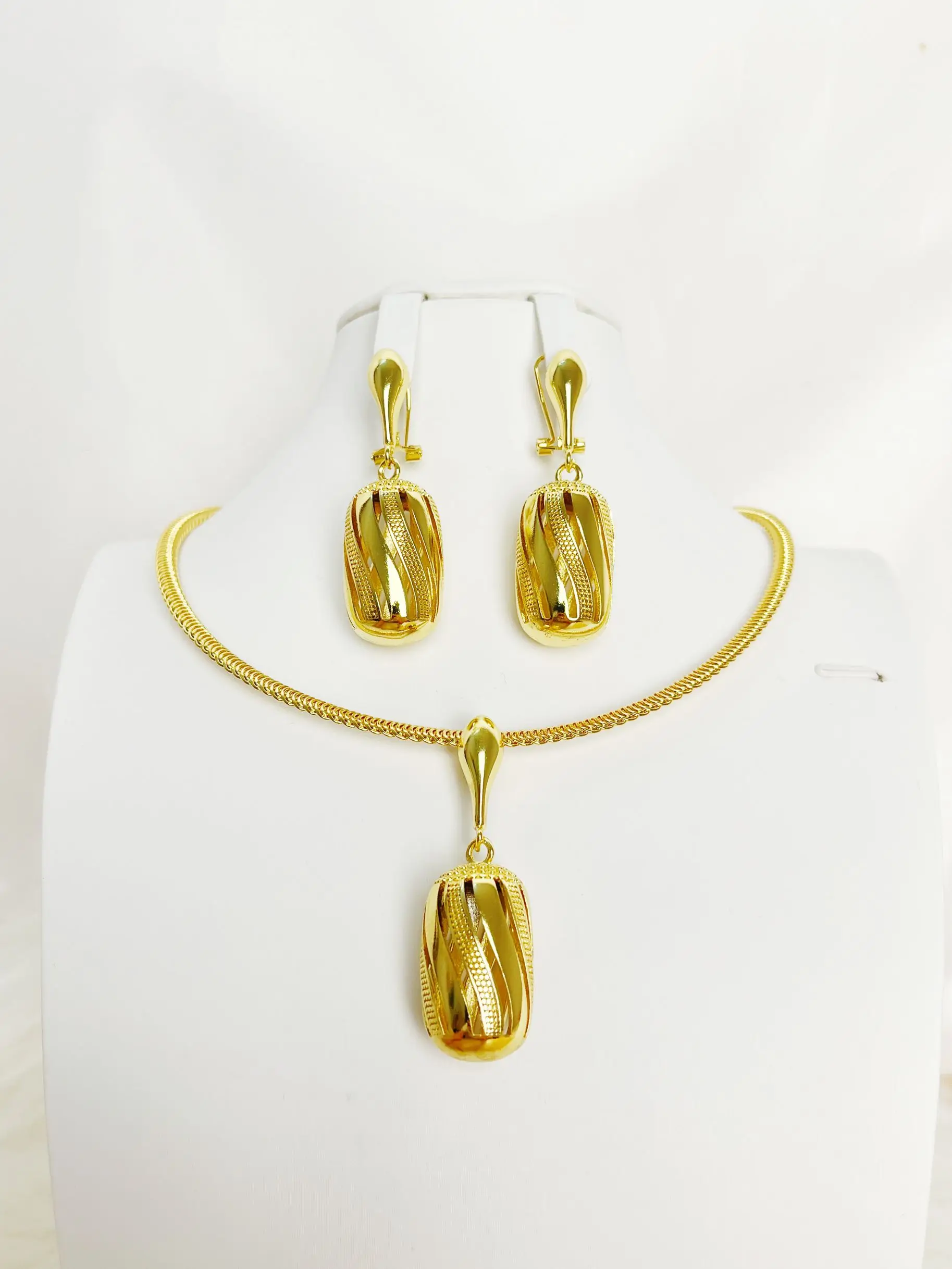 Ожерелье и серьги набор из трех предметов золотого цвета модные ювелирные изделия Женская одежда Вечерние ринки свадьбы юбилея