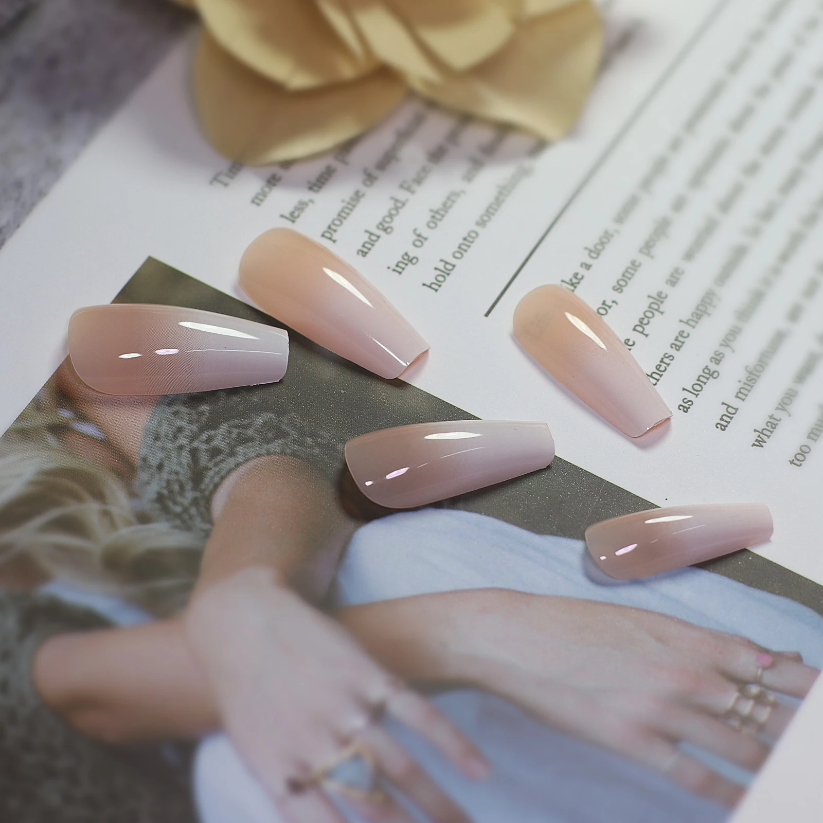 Длинные накладные ногти для французской балерины с эффектом омбре телесного