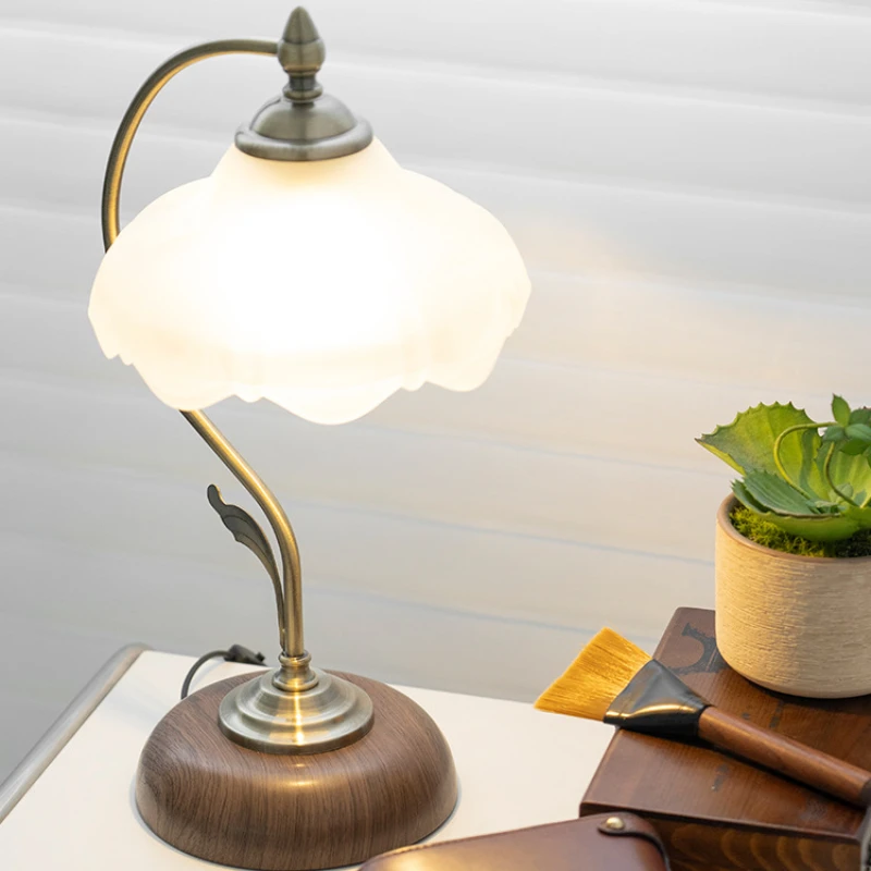 

Cross-border wholesale desk lamp, bedside lamp, American retro lamp, living room, bedroom, study, European villa decorative ligh
