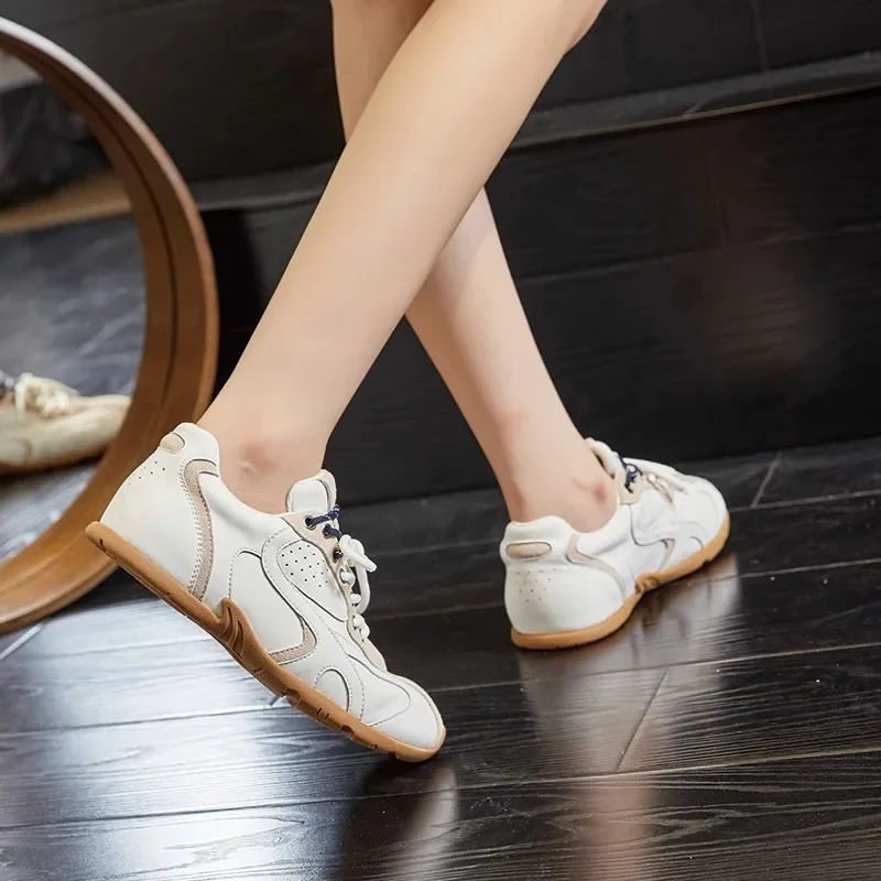 Женские кроссовки из натуральной кожи немецкие на шнуровке Нескользящие