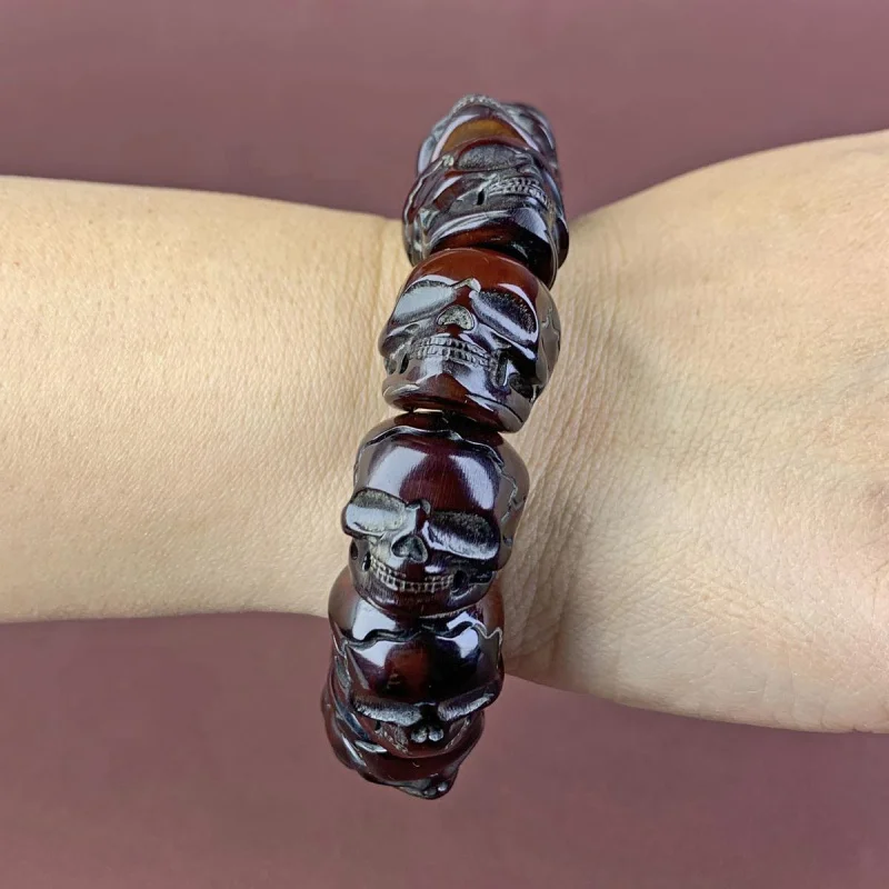 Натуральный тибетский браслет с красным рогом и черепом из бисера мужской от