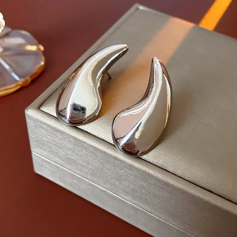 Ассиметричные металлические серьги неправильной формы в европейском и