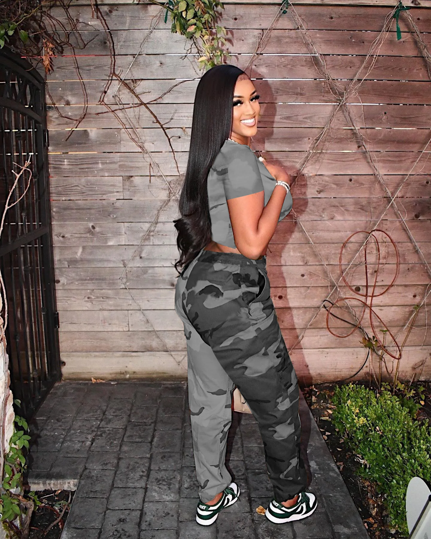 Женский комплект из двух предметов укороченные брюки с камуфляжным принтом