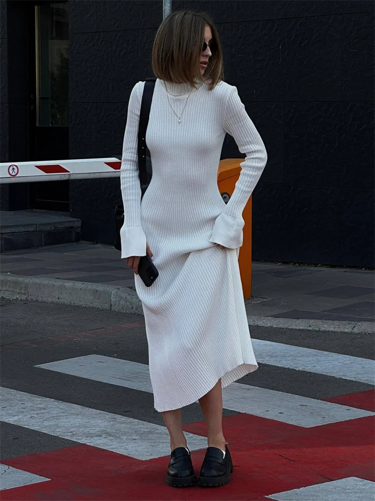 

Женское трикотажное платье-водолазка с высокой талией