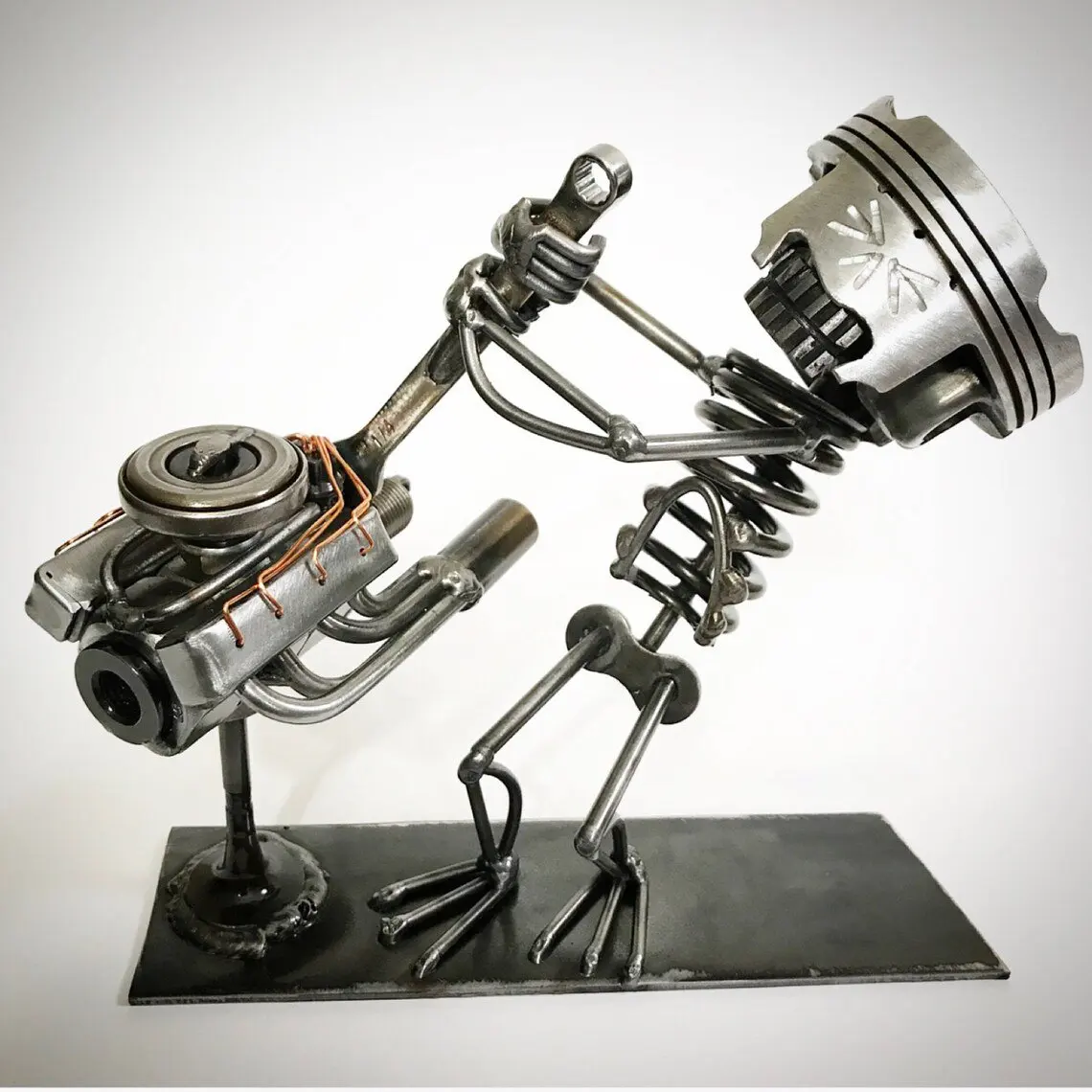 

2022New Tabletop Metal Figurine Interesting Metal Art Mechanic Metal and Iron Decoration Art Mechanic
