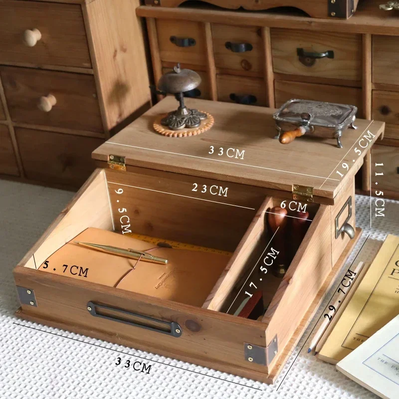 Настольный компьютер из массива дерева с поднятой подставкой и откидной крышкой