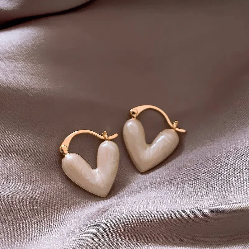 

2023 New Korean Light Luxury White Pink Blue Oil Dropping Love Stud Earrings For Women Fashion Elegant Metal Jewelry Gifts
