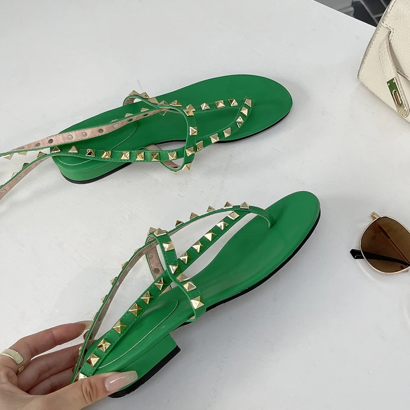 

Сандалии женские резиновые с заклепками, шлепанцы на плоской подошве, пикантные босоножки с ремешком на щиколотке и перекрестной шнуровкой...