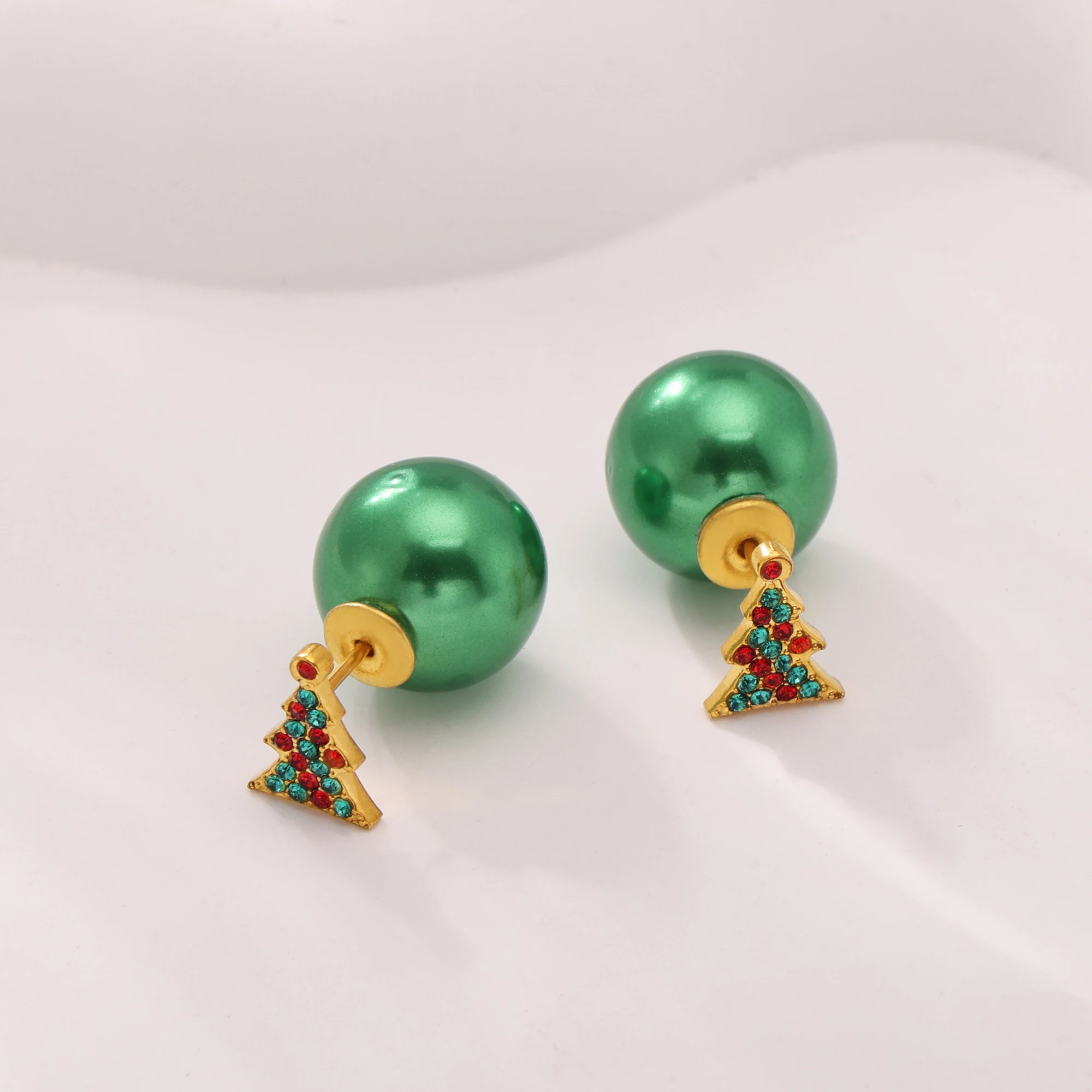 Рождественская елка с оленями и блестящими циркониевыми серьгами-гвоздиками для