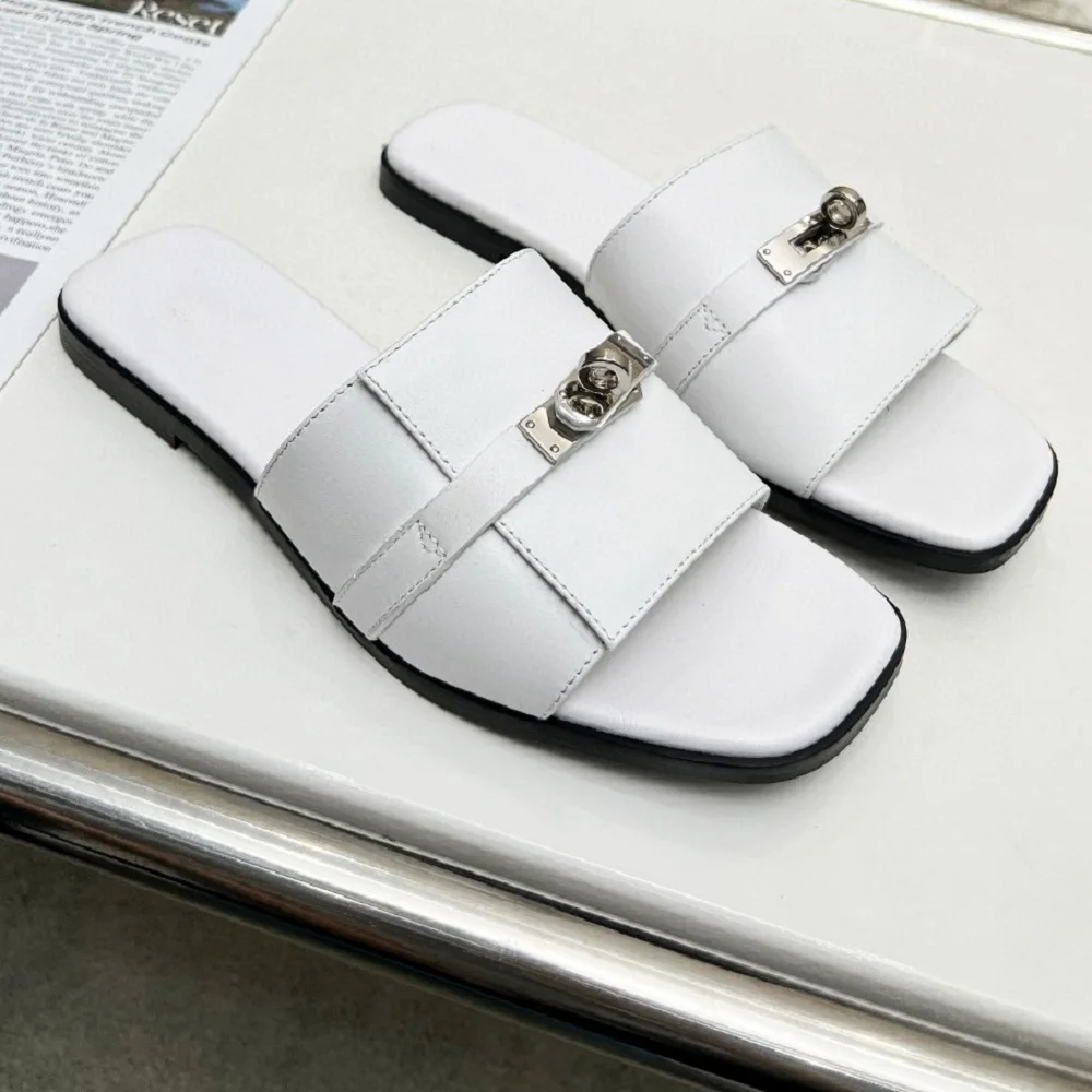 

Женские шлепанцы на плоской подошве, повседневные сандалии с металлическим украшением, квадратный носок, туфли с открытым носком, однотонн...