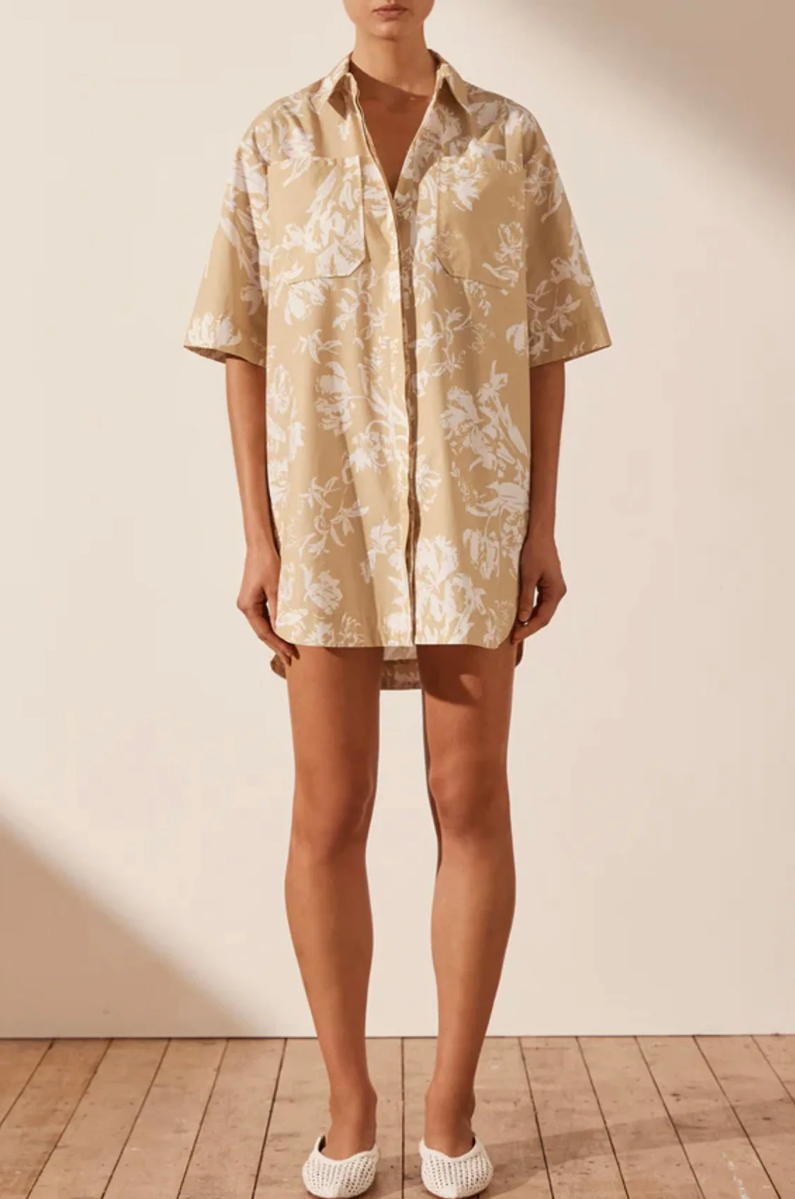 

Женский костюм с шортами, дизайнерский подиумный костюм из рубашки свободного покроя и эластичных хлопковых шорт с принтом, весна 2023