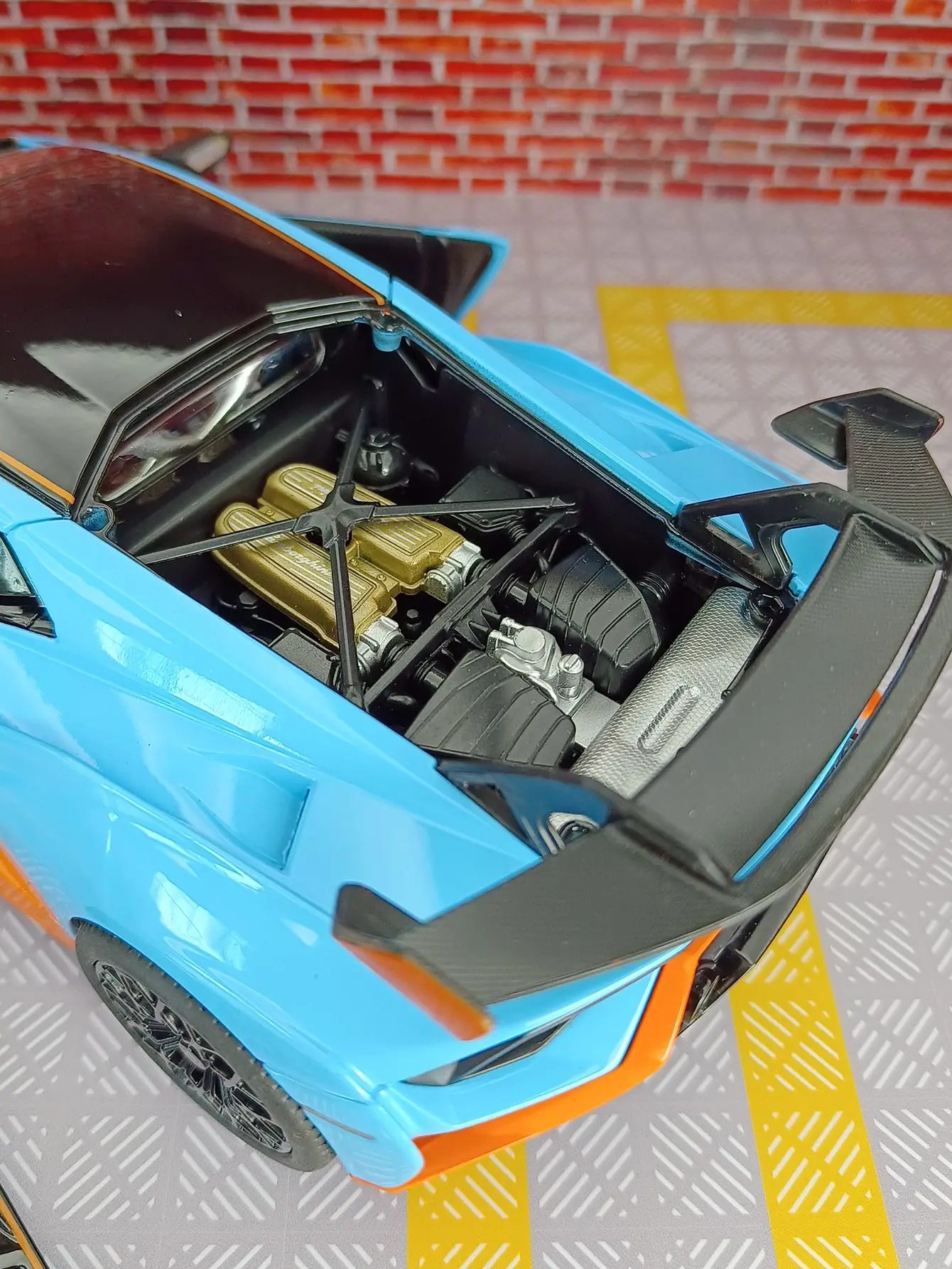 Фото Растар 1:18 Lamborghini Huracan STO Суперкар Модель автомобиля Игрушечная машина двери с обеих сторон, которую можно открыть тонкое качество изготовления №5