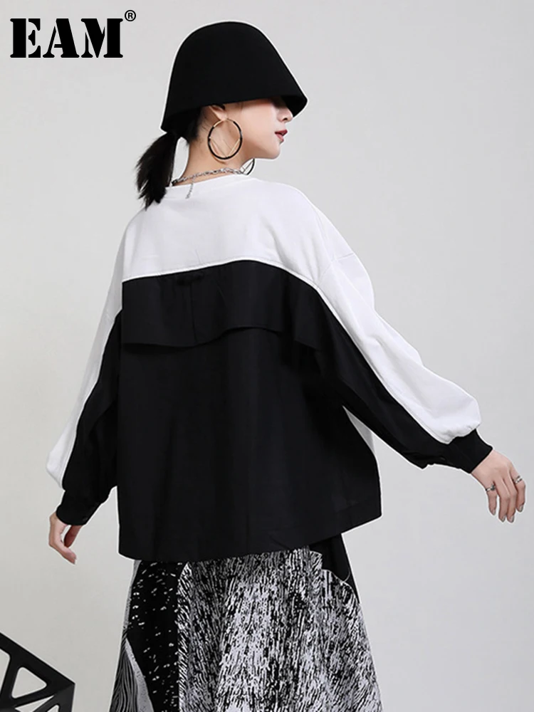 

[EAM] Loose Fit White Black Spliced Sweatshirt New Round Neck Long Sleeve Women Big Size Fashion Tide Spring Autumn 2022 1DD0748