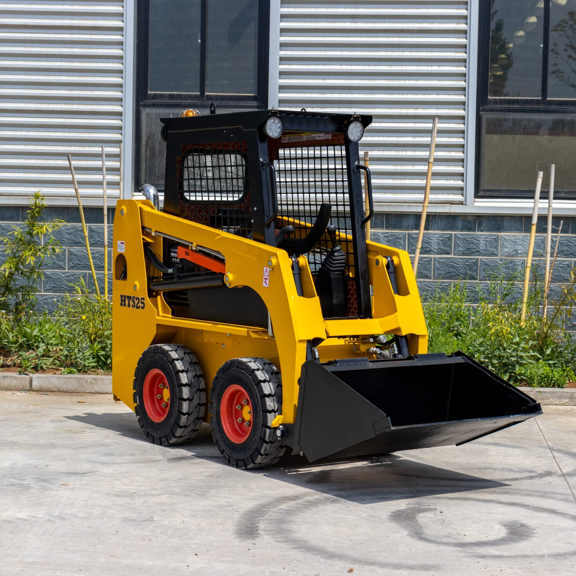 Рисунок 2 - Гусеничный мини-погрузчик с бортовым