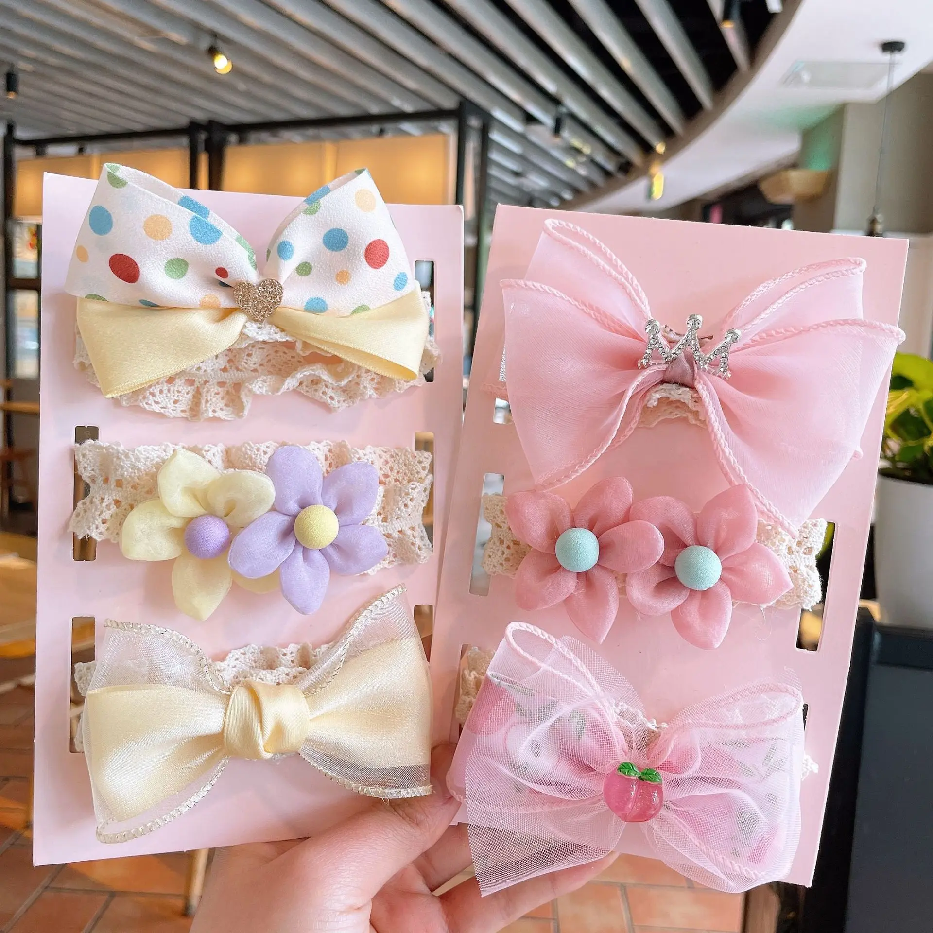 

Повязки на голову для маленьких девочек, 3 шт./комплект, милые кружевные цветочные банты, корона, мягкая эластичная повязка на голову для нов...