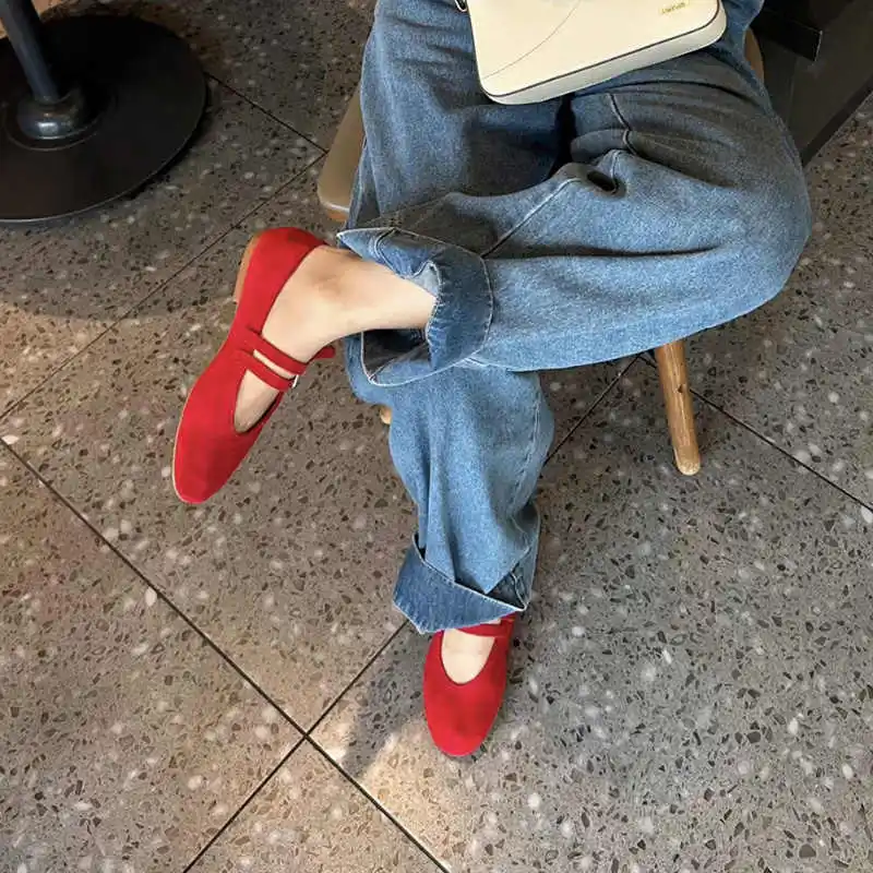 Женские бархатные босоножки на плоской подошве с круглым носком и металлической