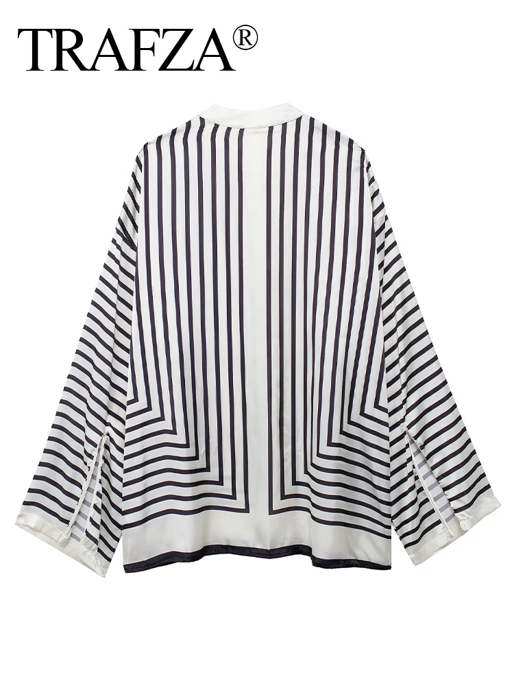 Блузка женская однобортная в полоску с круглым вырезом и длинным рукавом