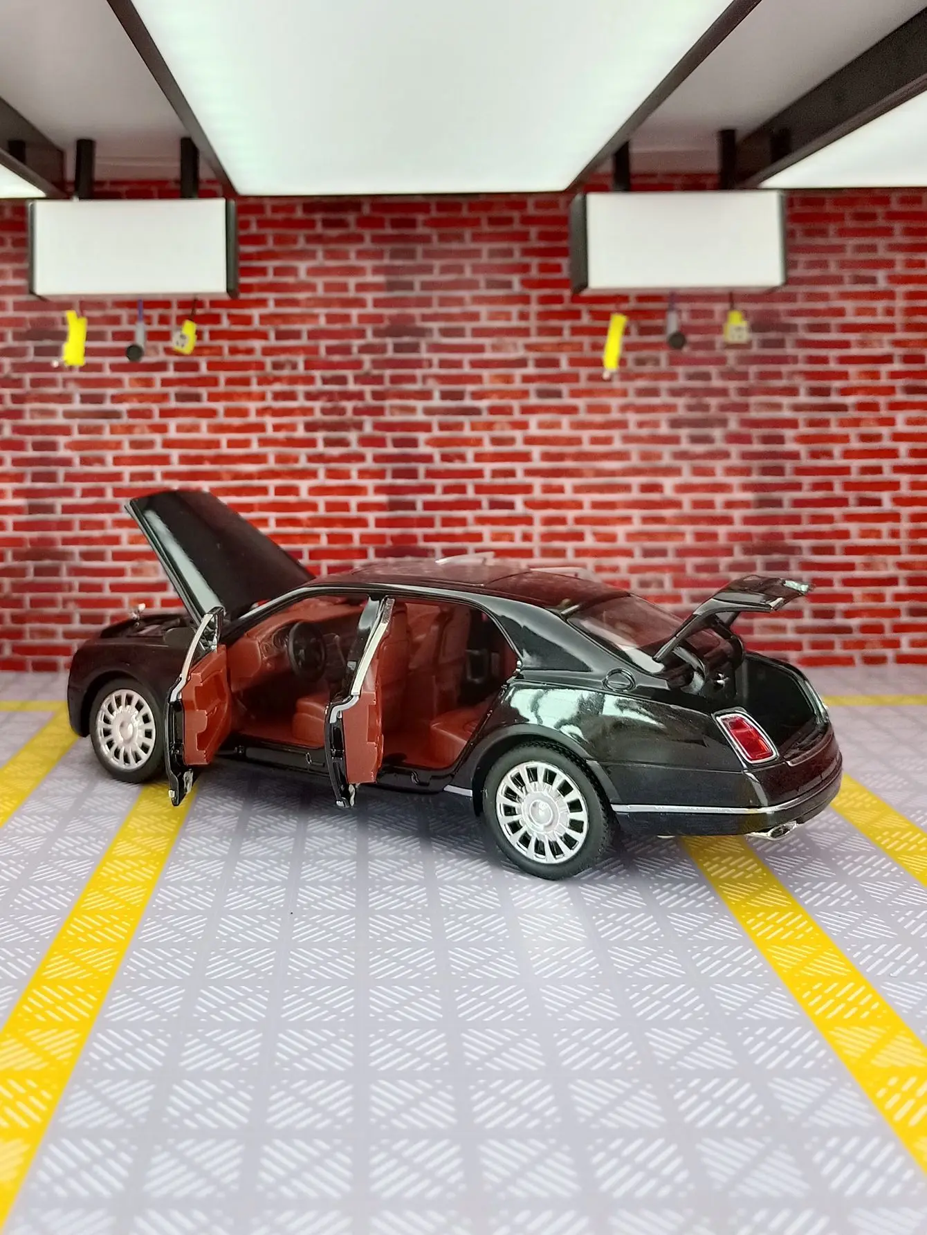 Фото Модель автомобиля Bentley Mulsanne из сплава, масштаб 1:24, двери и капот открываются, багажник можно открывать, богато детализирована, тонкая работа. №4