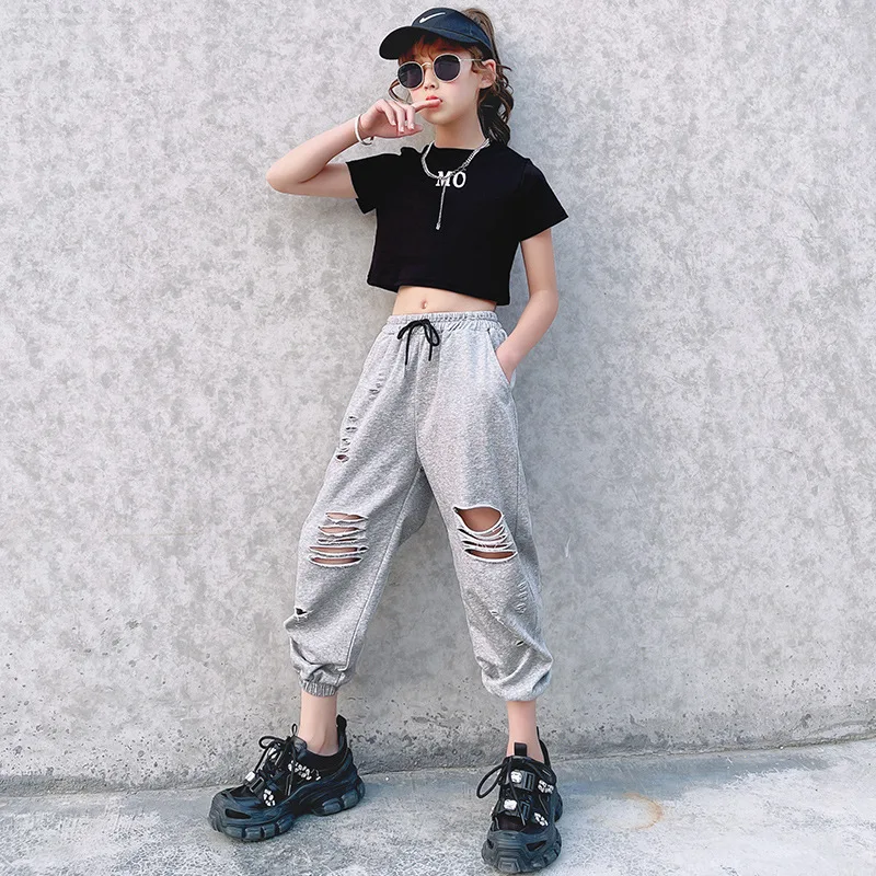 Детский спортивный костюм футболка с буквенным принтом и рваные брюки до