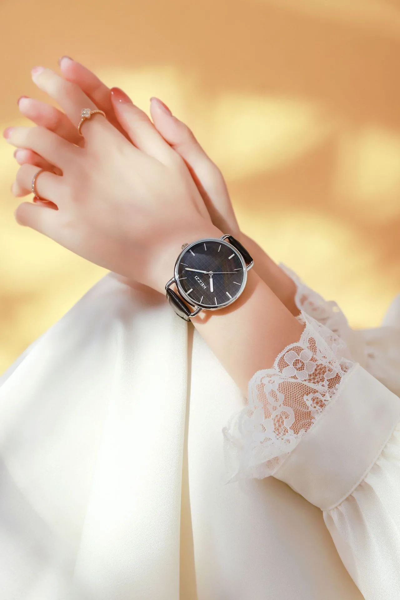 The same fashionable, cool and trendy women's watch made by Netcom is a simple quartz watch for senior high school students enlarge