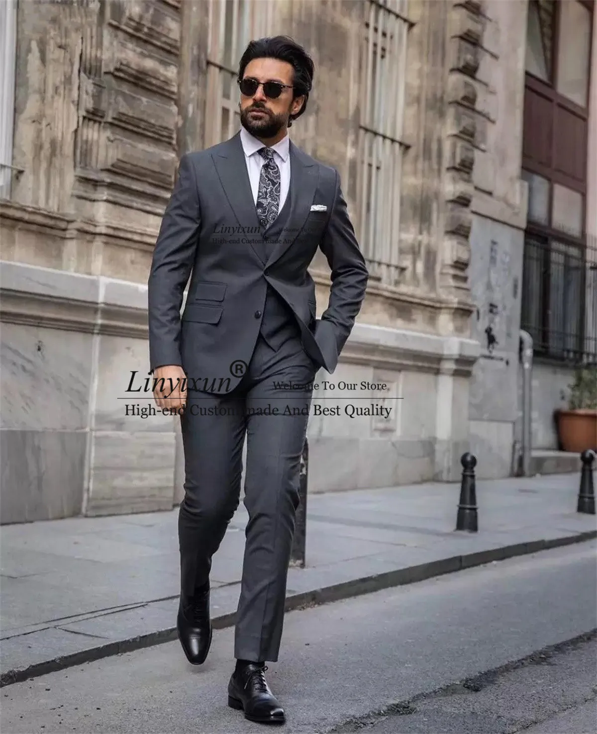 

Костюм мужской деловой темно-серый, блейзер с заостренным лацканом, облегающий, Блейзер, комплект из 3 предметов