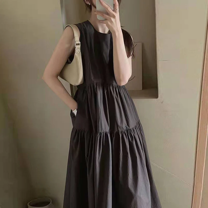 

Женское плиссированное платье без рукавов, повседневное свободное минималистичное платье средней длины с круглым вырезом и оборками, черное платье-майка с карманами