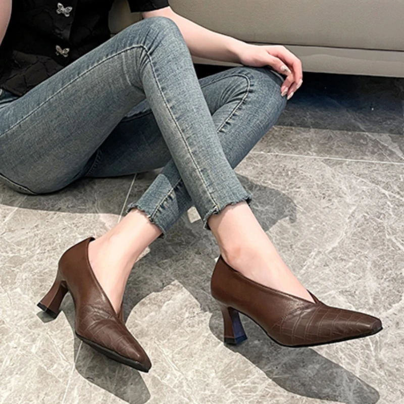 Женские туфли-лодочки на каблуке с острым носком лаконичные туфли-перчатки