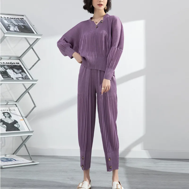 

Miyake pleated fashion suit female 2022 spring new loose large size fat mm meat cover top T-shirt + small feet harem pants