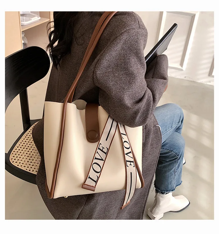

Retro Large Capacity PU Shoulder Bag Love Ribbon Hasp Women's Composite Bag Simple Versatile Solid Color Commute Tote Bag