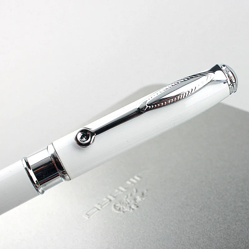 Шариковая ручка серебристого и черного цвета 4 |