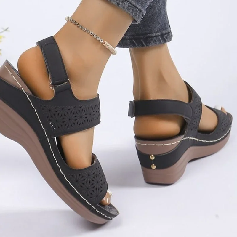 Женские босоножки на танкетке повседневные сандалии с открытым носком толстой