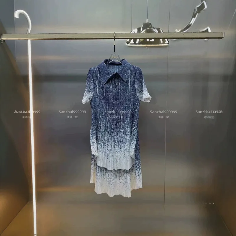 Фото Комплект плиссированных брюк Miyake: Новинка лета 2026, ретро-дизайн с градиентным принтом под джинс, приталенная футболка, брюки и тренчкот №3