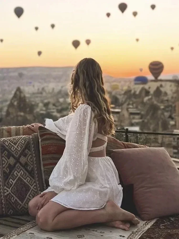 Кружевное платье с открытыми плечами и рукавами-фонариками летнее белое