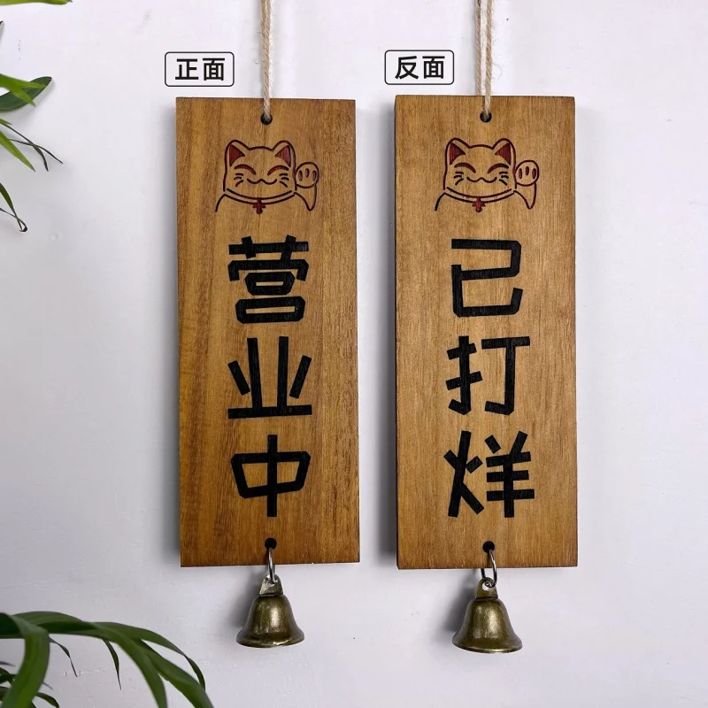 В магазине Листинг из цельного дерева открываются в отдых. Произдание двери дома