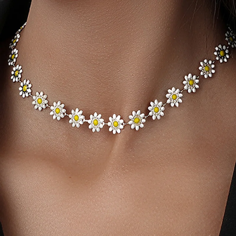 

European American Daisy Short Necklaces Women Small Yellow Flowers Strand Necklace Collarbone Choker Simple Cute Fashion Jewelry