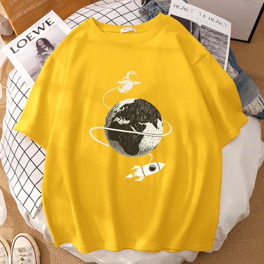 

Astronaut Travels In Space Print women T-Shirts Fashion Fit Tshirts Simplicity Quality T Shirts Cool Breathable Short Sleeve
