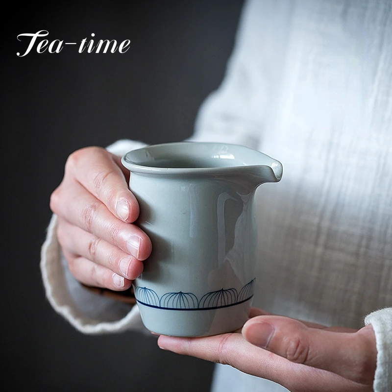 

200ml Antique Hand-painted Lotus Art Ceramic Tea Pitcher Retro Blue and White Fair Cup Divide Tea Chahai Kung Fu Tea Accessories